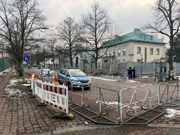 Ein 18-Jähriger soll einen Anschlag auf die israelische Botschaft geplant haben. - © Julius-Christian Schreiner/-/dpa