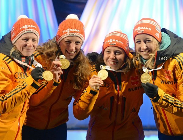 Franziska Hildebrand, Vanessa Hinz, Laura Dahlmeier und Franziska Preuß mit ihren Goldmedaillen 2015. - © picture alliance / dpa