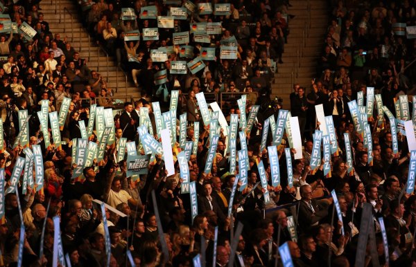 Rund 4.000 Anhängerinnen und Anhänger kamen zwei Tage vor der Bundestagswahl zum CDU-Wahlkampfabschluss der CDU in NRW nach Oberhausen. - © Rolf Vennenbernd/dpa