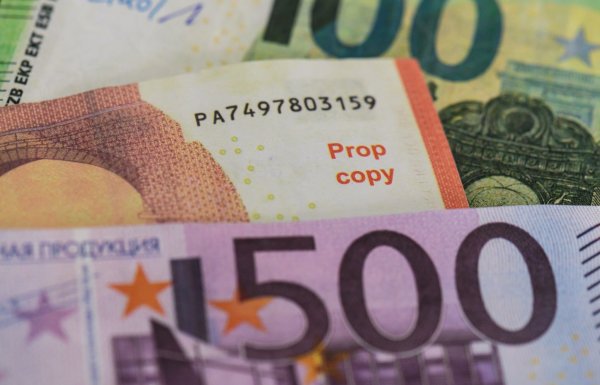 Bundesbank: Falschgeld ist in der Regel gut als solches zu erkennen (Archivbild) - © Boris Roessler/dpa