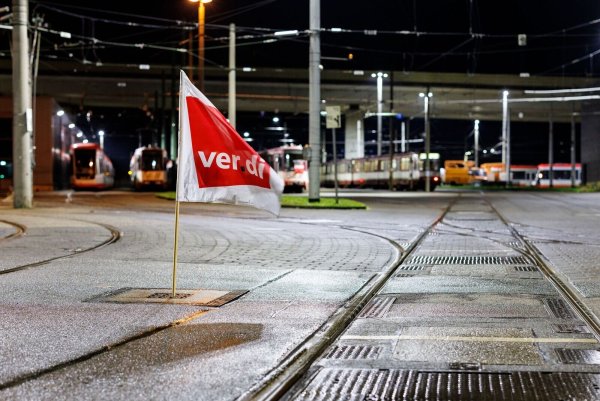 Seit 3 Uhr morgens steht der öffentliche Nahverkehr in mehreren Bundesländern still. - © Christoph Reichwein/dpa