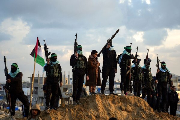 Die Hamas hat laut Israel mit der Übergabe einer nicht identifizierten Leiche gegen die Waffenruhe-Vereinbarung verstoßen. - © Abdel Kareem Hana/AP/dpa