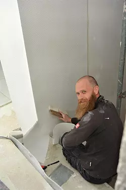 Dietrich Berg, hier beim Verputzen, ist der Hausvater. - &copy; Karin Prignitz