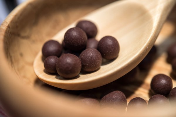 Mit Schokolade umhüllte Aroniabeeren - © Foto: Andrea Warnecke/dpa-tmn