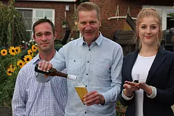 Kostprobe des Erfinder-Trios: Thorsten Schäfer (v. l.), Jürgen Schade und Jana Schade präsentieren den Taste Hero. Mithilfe des Flaschenaufsatzes soll ein Bier wie ein frisch gezapftes kühles Blondes schmecken. - © Archiv: Torsten Wegener