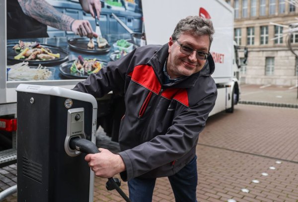 Nordrhein-Westfalen will vor allem Speditionen ermutigen, mehr batteriebetriebene Lastwagen anzuschaffen. Die Kampagne «E-Trucks.NRW» soll Info-Lücken schließen. - © Oliver Berg/dpa