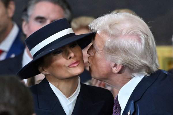 Kurz vor der Amtseinführung Trumps: Der Hut von Melania Trump erschwert ihrem Ehemann Donald einen Kuss auf die Wange. - © Saul Loeb/POOL AFP/AP/dpa