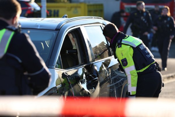 Einsatzkräfte untersuchen nach dem Unfall ein Fahrzeug. - © Gianni Gattus/dpa