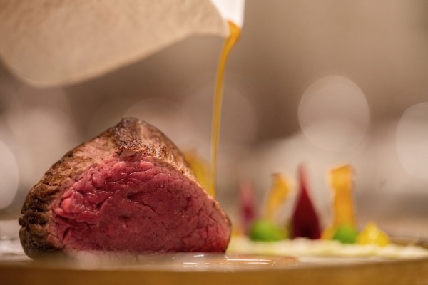 Elf Restaurants in NRW haben es in diesem Jahr zum ersten Mal in den Restaurantguide «Gault&Millau» geschafft. (Symbolbild) - © Rolf Vennenbernd/dpa