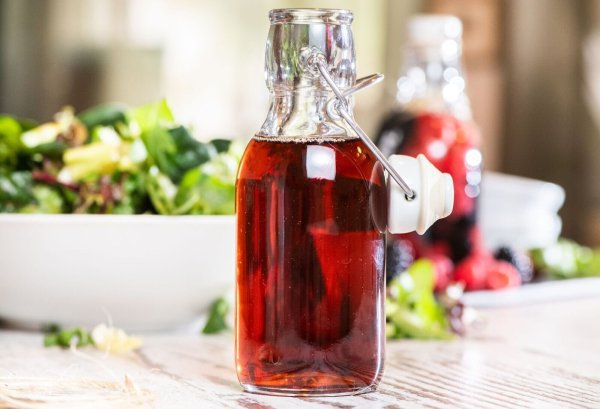 Himbeeren bringen fruchtige Aromen in den Essig - das lässt sich auch leicht selbst machen. - © Franziska Gabbert/dpa-tmn