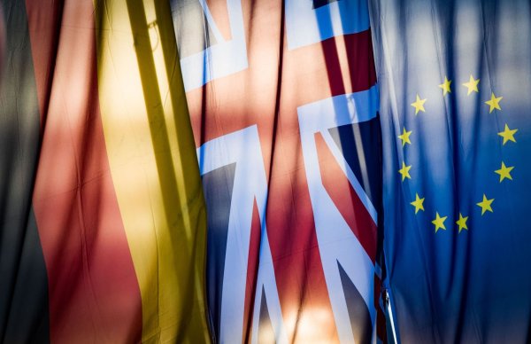 Der größte Brexit-Schock der Menschen, die dem Vereinigten Königreich danach den Rücken gekehrt haben, scheint überwunden: Die Einbürgerungszahlen in Nordrhein-Westfalen sinken. (Symbolbild) - © Frank Rumpenhorst/dpa