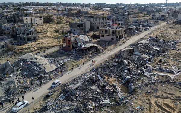 Im weitgehend verwüsteten Gazastreifen hat nach mehr als 15 Monaten Krieg eine Waffenruhe begonnen. - © Jehad Alshrafi/AP/dpa