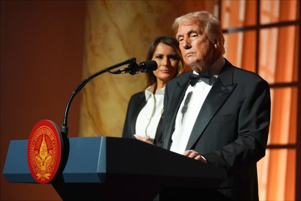 Unter Ökonomen und Wirtschaftsfachleuten weltweit sind laut einer internationalen Umfrage die Ängste vor negativen Folgen der zweiten Amtszeit Donalds Trumps als US-Präsident in Nordamerika und Europa am größten. - © Evan Vucci/AP/dpa