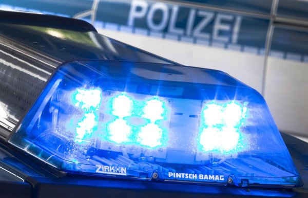 In Köln ist eine 77 Jahre alte Fußgängerin bei einem Unfall lebensgefährlich verletzt worden. (Symbolfoto) - © Friso Gentsch/dpa