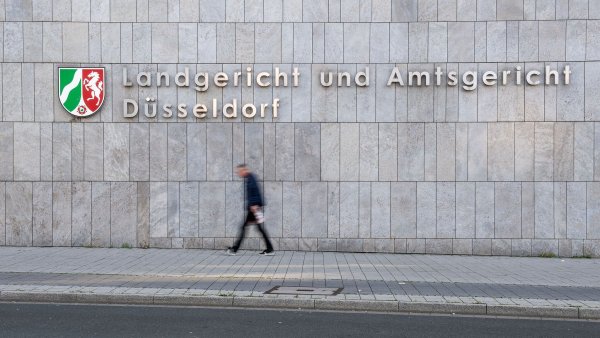 Eine mutmaßliche Bande von Kreditbetrügern steht seit Montag in Düsseldorf vor Gericht. Die Angeklagten zeigten sich aussagebereit. - © Marius Becker/dpa