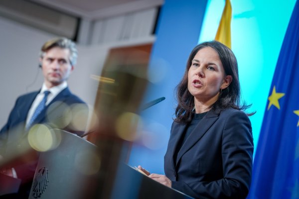 Kanzler Scholz verschärft im Streit um zusätzliche Ukraine-Hilfen den Ton. Die Außenministerin findet dazu klare Worte. - © Kay Nietfeld/dpa