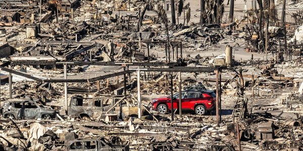 Zerstörung wie im Krieg: Eine ehemalige Wohnsiedlung in Los Angeles - © Noah Berger/AP/dpa