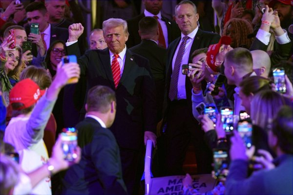 Am Vorabend seiner Vereidigung als 47. US-Präsident ließ sich Donald Trump in der Hauptstadt von Anhängern feiern. - © Evan Vucci/AP/dpa