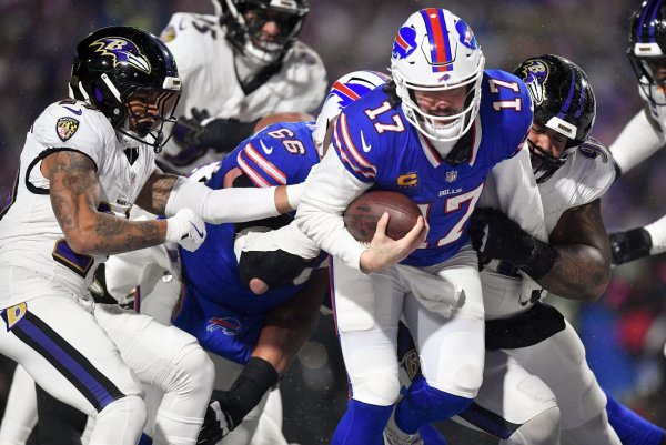 Josh Allen (rechts) erledigte, was erledigt werden musste für die Bills. - © Adrian Kraus/AP/dpa