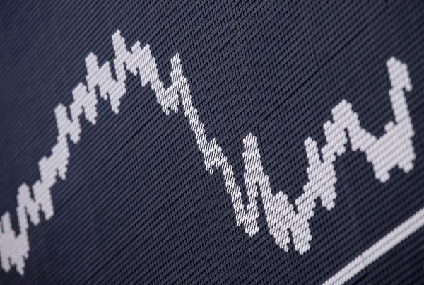 Der Dax ist erstmals über die Marke von 21.000 Punkten gestiegen. - © Boris Roessler/dpa