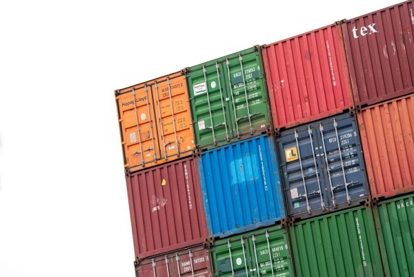 In Herford hat ein Lastwagenfahrer einen vergleichbaren Container verloren. (Symbolbild) - © Daniel Bockwoldt/Deutsche Presse-Agentur GmbH/dpa