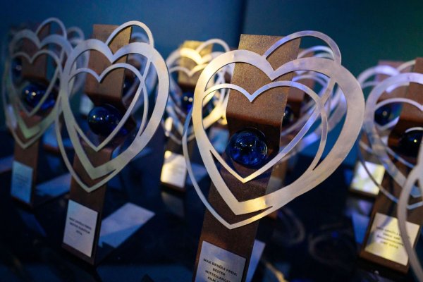 Die Trophäen stehen bereit: 57 Beiträge bewerben sich beim 46. Filmfestival Max Ophüls Preis um die begehrten Auszeichnungen und Preisgelder. - © Oliver Dietze/dpa