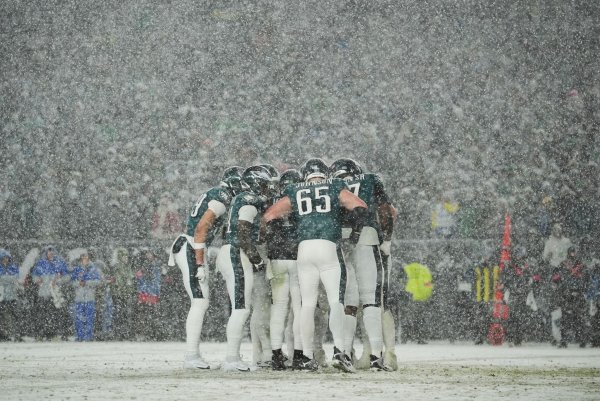 Im dichten Schneetreiben setzten sich die Eagles gegen die Los Angeles Rams durch. - © Matt Slocum/AP/dpa