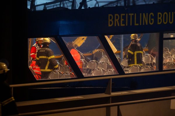 Mehr als 55 Kräfte von Feuerwehr und Polizei sind im Einsatz. - © Jonas Walzberg/dpa