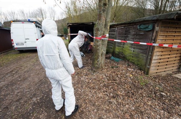Beamte des Landeskriminalamtes untersuchen den Campingplatz in Lügde. - © Foto: Christian Mathiesen