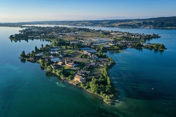Eines der Highlights am Bodensee: Die Klosterinsel Reichenau gehört seit dem Jahr 2000 zum Weltkulturerbe der Unesco. - © Felix Kästle/dpa/dpa-tmn