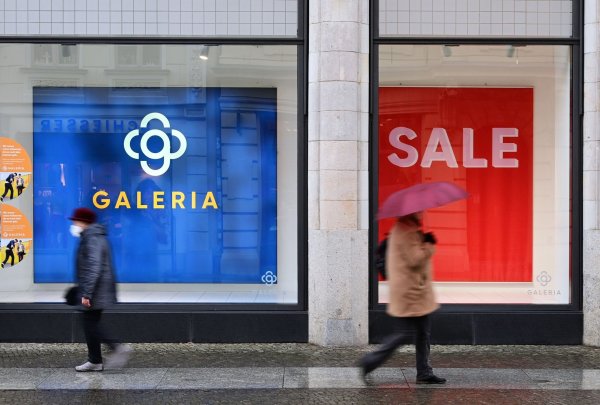 Passanten gehen an einer Filiale von Galeria vorbei. Von ihren Reisebüros hat sich die Warenhauskette nun getrennt. (Archivbild) - © Soeren Stache/dpa-Zentralbild/dpa