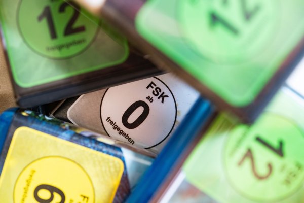 Es gibt fünf Stufen der Altersfreigabe: ab 0 Jahren, ab 6, 12 oder 16 Jahren sowie keine Jugendfreigabe (FSK ab 18). (Symbolbild) - © Marijan Murat/dpa