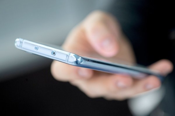 Ein Handy liegt in einer Hand - © Foto: Andrea Warnecke/dpa-tmn