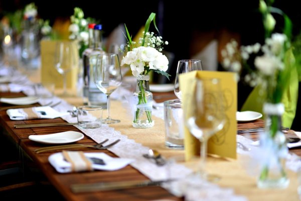 Wer seinen großen Tag alkoholfrei feiern möchte, sollte die Gäste schon in der Einladung darüber informieren. - © Hauke-Christian Dittrich/dpa/dpa-tmn