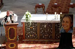 Die Trauerfeier f&uuml;r die get&ouml;tete Fotografin Anja Niedringhaus in der Klosterkirche von Corvey. - &copy; FOTO: DPA
