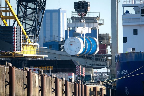 Ein Castor-Behälter wird vom Spezialschiff «Pacific Grebe» gehoben. - © Sina Schuldt/dpa