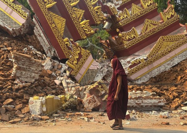 Ein buddhistischer Mönch geht in der Nähe einer eingestürzten Pagode nach einem Erdbeben in Mandalay. - © Thein Zaw/AP/dpa