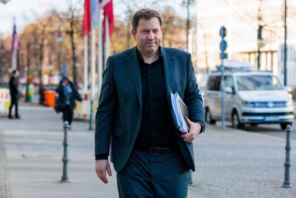 CDU, CSU und SPD berieten weiter über den geplanten Koalitionsvertrag. - © Carsten Koall/dpa