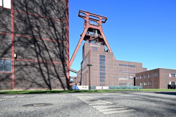 Unter anderem Schacht XII der ehemaligen Steinkohlezeche Zollverein in Essen ist jetzt mit Beton verfüllt worden. - © Federico Gambarini/dpa