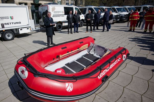 Nun gibt es neue Fahrzeuge mit Transportanhängern und Boote für den Katastrophenschutz. - © Henning Kaiser/dpa