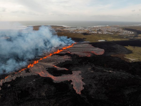 Nahe Grindavík hat sich erneut die Erde aufgetan. - © Marco di Marco/AP/dpa