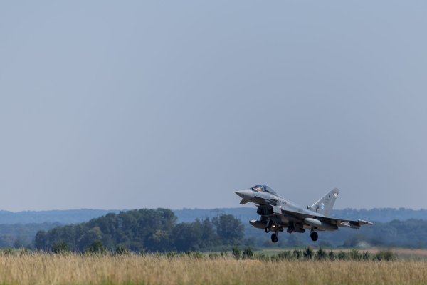 Ein Eurofighter soll Aufnahmen liefern und so bei der Suche helfen. (Archivbild) - © Rolf Vennenbernd/dpa