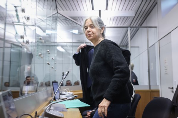 Die wegen einer Raubserie angeklagte Daniela Klette verfolgte den zweiten Prozesstag im Staatsschutzsaal des Oberlandesgerichts Celle. - © Ronny Hartmann/AFP-Pool/dpa