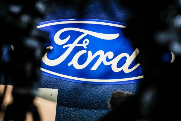 Das Ford-Logo im strahlenden Glanz - bleibt es auch in Zukunft wichtig in Köln? - © Christoph Reichwein/dpa