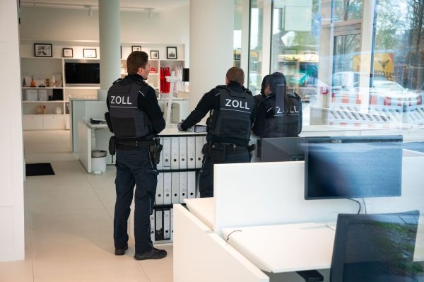 Nach Durchsuchungen bei Engel & Völkers hat sich der Verdacht der Ermittler gegen die Konzernzentrale nicht erhärtet. (Archivbild) - © Jonas Walzberg/dpa