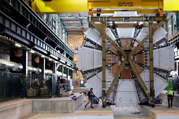 Das letzte Element des Atlas-Experiments wird am CERN bei Genf hinabgelassen. - © Martial Trezzini/EPA/KEYSTONE FILE/dpa