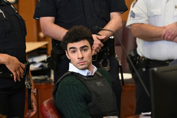 Der Angeklagte Luigi M. bei einer Anhörung vor dem Staatsgericht in Manhattan. (Archivbild) - © Curtis Means/POOL DailyMail.com via AP/dpa