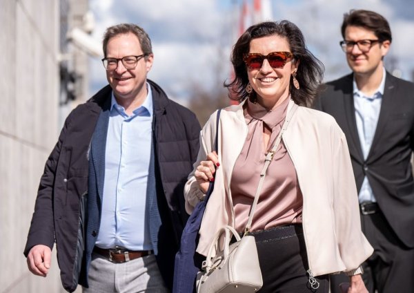 Erstmal geht es in kleinen Gruppen weiter. - © Michael Kappeler/dpa