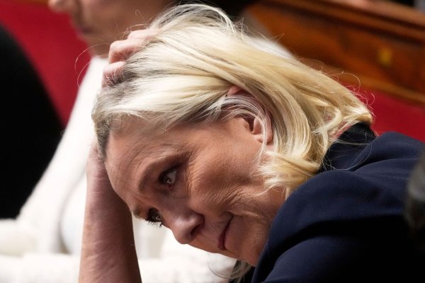 Ein Gericht hatte Le Pen befristet, aber mit sofortiger Wirkung von Wahlen ausgeschlossen. - © Michel Euler/AP/dpa