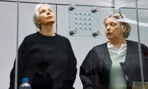 Daniela Klette (links) hat drei Verteidiger, darunter Undine Weyers. Die Anwälte wollen die Einstellung oder zumindest Aussetzung des Prozesses erreichen. (Archivbild) - © Wolfgang Rattay/Reuters/Pool/dpa